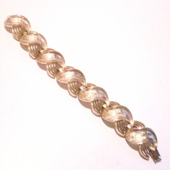 Vintage Lisner Gold Tone Specialty Chunky Link Bracelet - Picture 2 of 4
